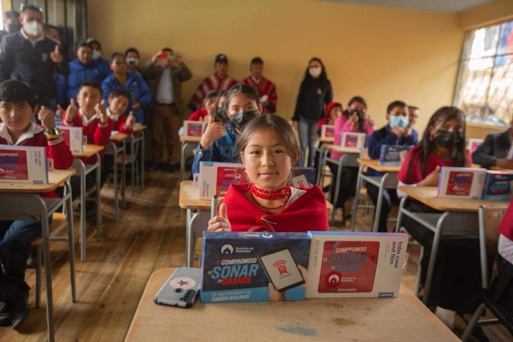 NapoCadena's tweet photo. Por primera vez llegamos con una zona WIFI a la Unidad Educativa de #Bashalan y cambiamos la vida de más de 25 niños, niñas y jóvenes que viven en el sector.
Implementamos en esta comunidad ubicada en la parroquia #Punín, el PRIMER PUNTO DE INTERNET WIFI gratuito 1/2 https://t.co/hGwQSqpNs3