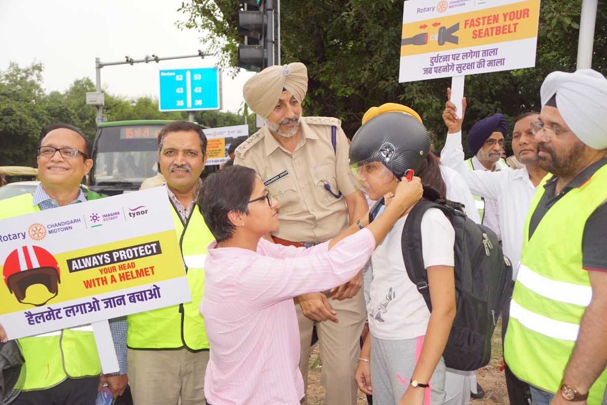 trafficchd's tweet photo. Today @trafficchd in collaboration with Rotary Club Chandigarh midtown conducted a #RoadSafetyAwarenessProgram at Kissan Bhawan Chowk, CHD. During this program, Ms. Manisha Choudhary, IPS, SSP/ Traffic & Security, U.T., Chandigarh, https://t.co/nyud3GuKZF