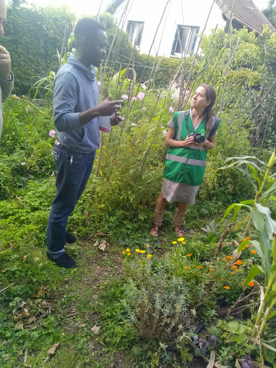 🎂#5ansTour - La communauté jésuite de Vanves (Pedro Arrupe) a aménagé un jardin d'une #biodiversité remarquable 🦋🌿🐞🌼 ! Echanges entre Frère Franck et Marie-Lorraine, eco-biologiste, chargée d'animation des communautés...et de la formation "chauve-souris" cf. site Egliseverte
