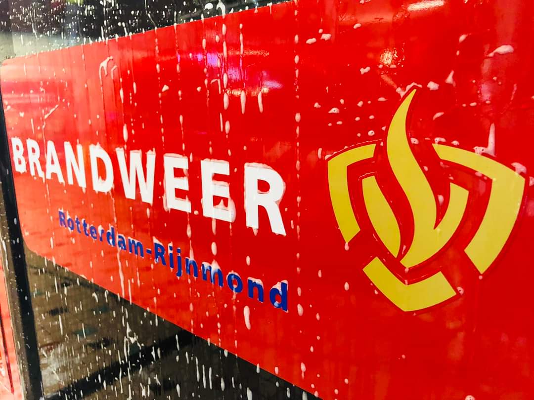 Vandaag zijn de voertuigen 🚒 nog eens goed schoon gemaakt. Want morgen is het zover. Kom je ook? 🚒 #opendag #brandweer #Ridderkerk 🚒 U bent welkom van 10.00 tot 16.00