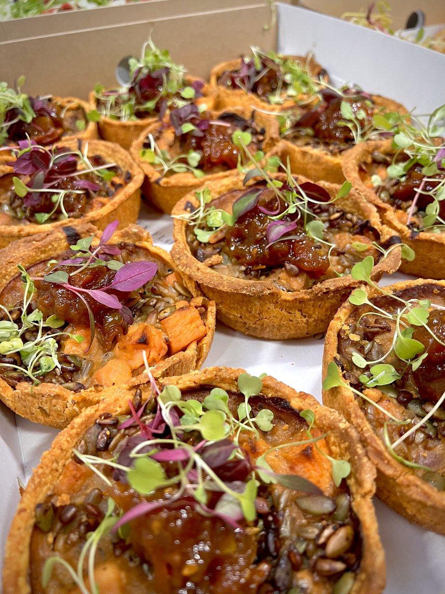 ✨ CREW CATERING ✨

Open Bagels, Squash Puree Roasted Veg Tarts, Chickpea Feta &amp; Red Onion Salad, just to name a few of the delicious menu options! 

Get in touch with us if you are looking for crew or staff catering! 
📞 01299 266 059
📩 contact@paisleyflourcatering.co.uk