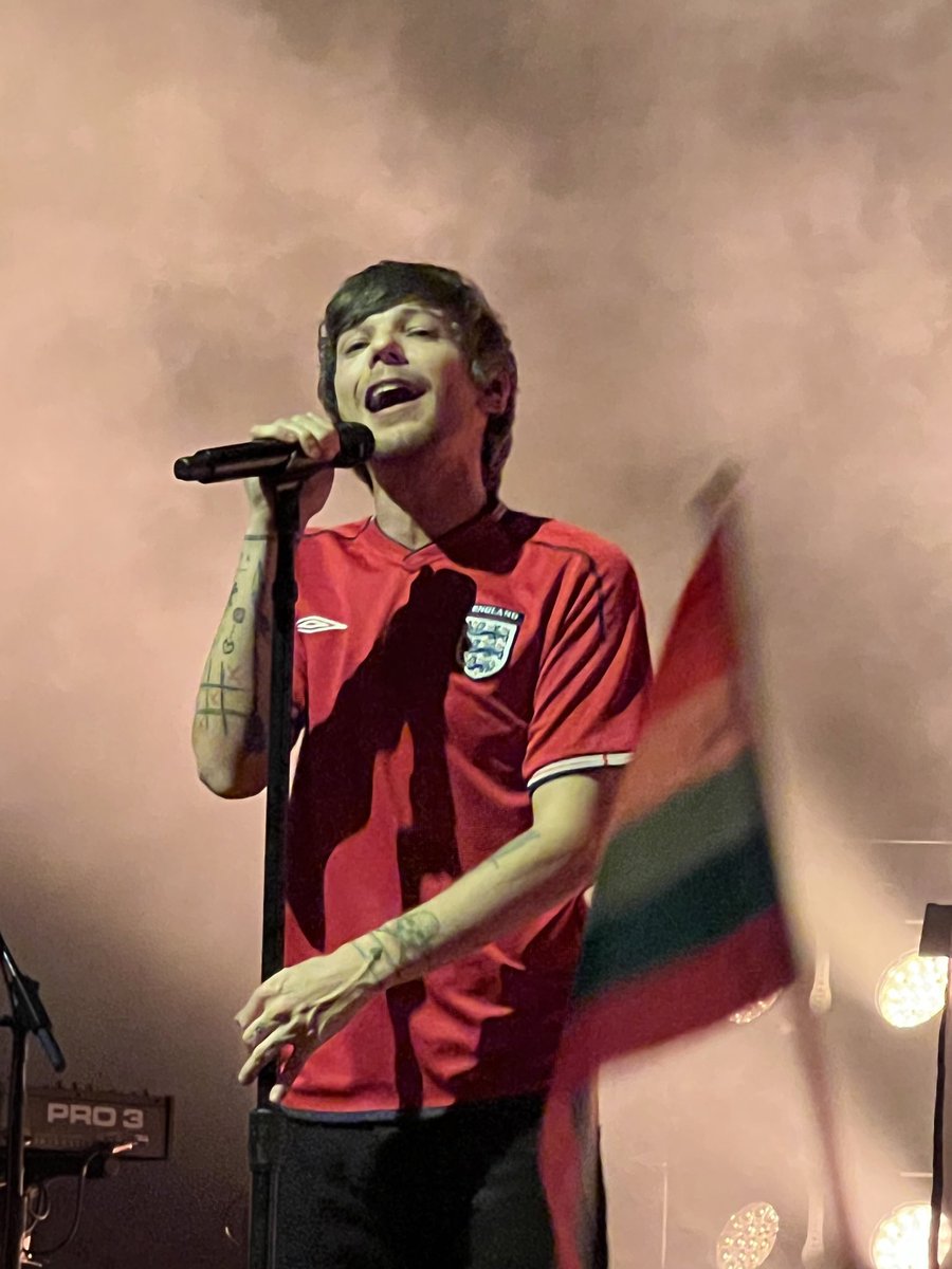 tomlinson19913's tweet photo. @965TDY @UpdateHLD @Louis_Tomlinson Would he consider releasing a live album? Would love live versions of coacoac, change, fearless (the GUITARS!), beautiful war, 7… really the whole show. ❤️❤️❤️
here’s my favorite pic I took from #LTWTDC #LouisTomlinson https://t.co/MSCCms2nyU