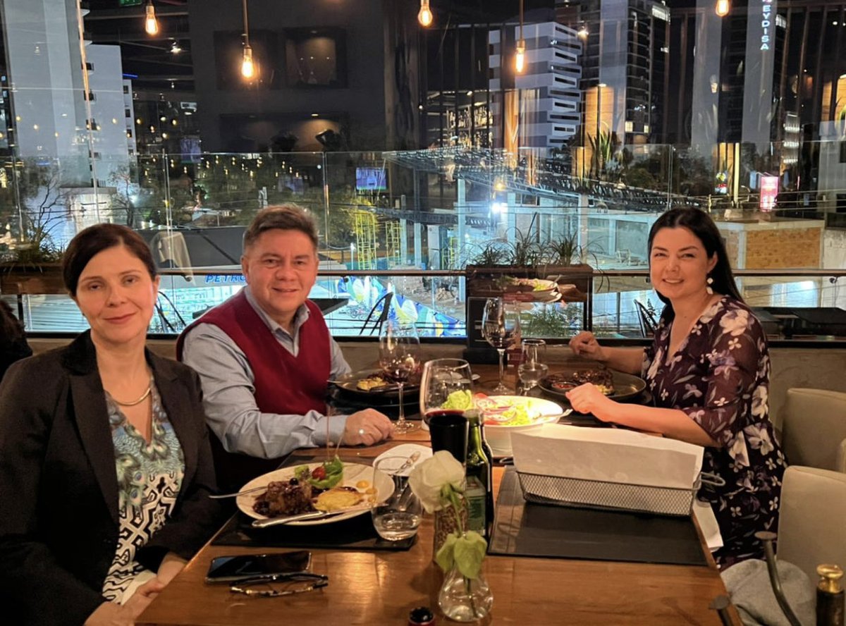 ILGAlumni's tweet photo. Siempre es un buen momento para reunirse! En Paraguay 🇵🇾 @lorena_balbuena_vs_ @sergiopaixaopardo y @luzpaola.sanchez de #ILG2019 celebraron un momento juntos. Qué bueno es saber que en cada país de #LATAM tenemos amigos y queda parte de la historia de @ILGAlumni 💙 https://t.co/1KLWx54IFu