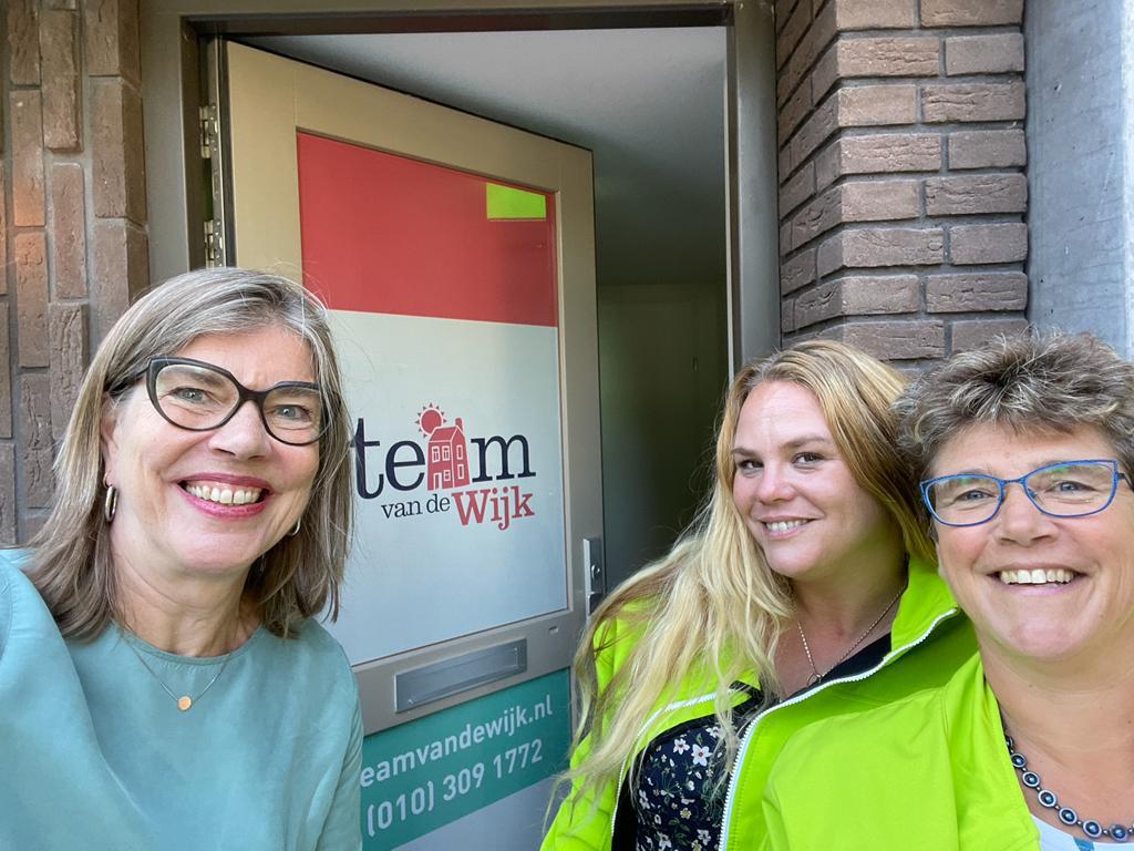 alzheimernl's tweet photo. Inspirerend #werkbezoek gehad bij #ThuisPlusFlat. Annette: "Een bewoner komt nauwelijks meer buiten. Reden om achter de voordeur te kijken. We bellen aan om glas en karton op te halen, organiseren โSoep op de Stoepโ en plaatsen een #deelscootmobiel. Alles voor het eerste contactโ https://t.co/LB4Fuy5xb3