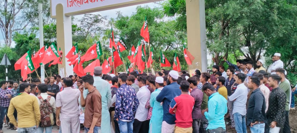 SDPI_MHOfficial's tweet photo. #भाजपा ला निवडणूकित राजकीय फायदा पोहचवण्यासाठी #RSS ?

#संघ आणि ,#संघ_परिवाराचे #दहशतवाद वर #राजकीय मौन का ?
#जालना जिल्हाधिकारी कार्यालया समोर #SDPI चा विरोध प्रदर्शन ! https://t.co/PWKnYCv0zk