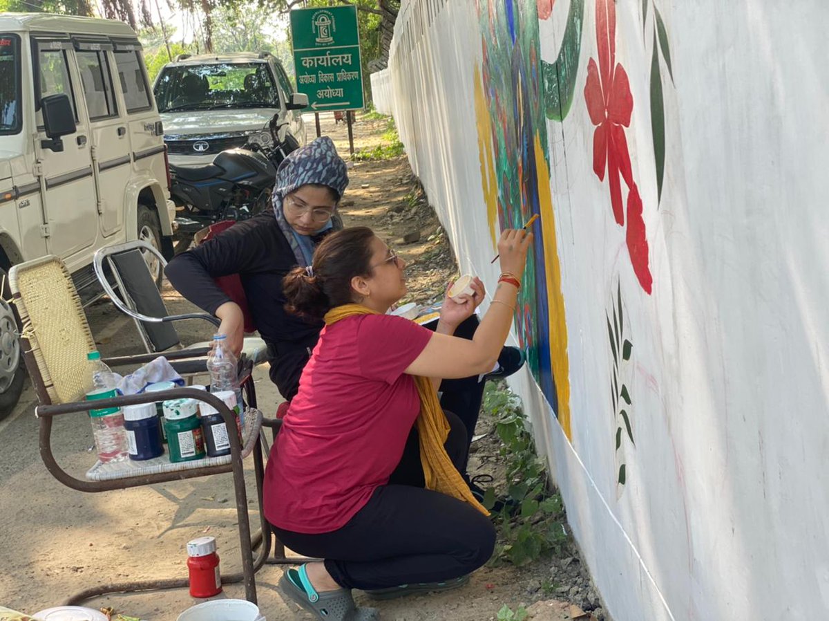 nfhandcraft's tweet photo. Street art of Ayodhya , may we never compromise because of our gender .
#Artists #Ayodhya #Trending #Viral #ArtistOnTwitter #WomensArt #WomenEmpowerment #womenartists #streetart #entrepreneur #art #womenentrepreneurs #girlpower #painting #mural #TrendingNow #UttarPradesh https://t.co/4UeiURJBZs