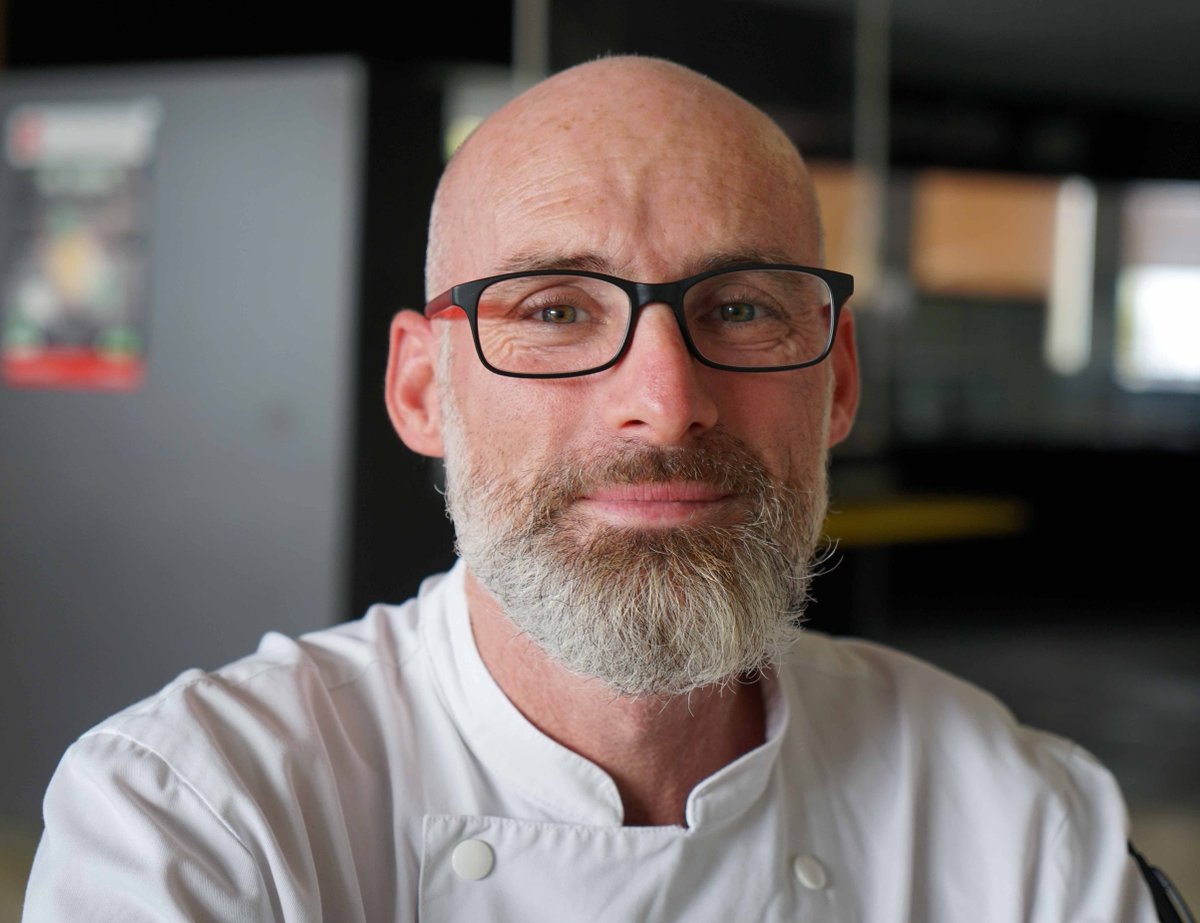 POITIERS_CROUS's tweet photo. [Nos cuisiniers ont du talent]
Félicitations à Johnny Vezien, cuisinier au Barathym (Resto U' Rabelais) sélectionné pour la finale du concours GARGANTUA  à Paris du 7 au 10 novembre prochain. Une Recette zéro déchets réalisée avec des produits locaux et de saison. https://t.co/4Ne0r30IPQ