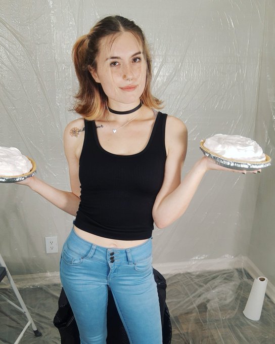Everybody give a warm hello to Margot :) https://t.co/UQq9HknMGz<a href="/tag/fetish"class="tags"><span>#fetish</span></a><a href="/tag/sploshing"class="tags"><span>#sploshing</span></a><a href="/tag/kinkycouple"class="tags"><span>#kinkycouple</span></a>