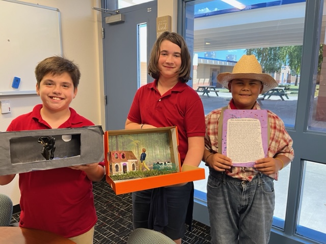 Trad_Bellair's tweet photo. 5th grade students at The Traditional Academy at Bellair @DVUSD always make my day by sharing their book report projects with me. 🥰👍🙌 https://t.co/P3CHhBHLZ7