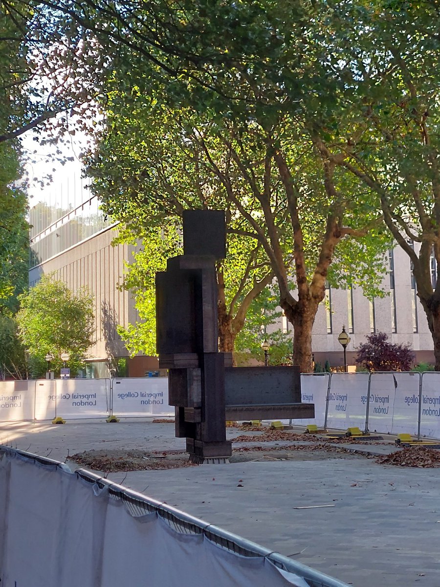 May I present the Antony Gormley sculpture 'Alert' that's recently been erected (excuse the pun) on Imperial College campus. In case you're wondering: according to Gormley, it's meant to represent a figure 'balancing on the balls of the feet while squatting on its haunches' 🧐