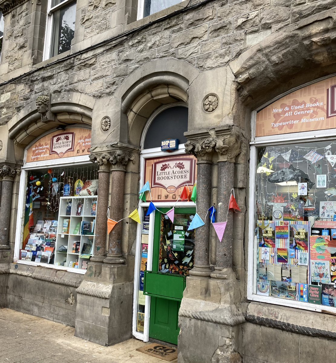 Congrats to Jenni Doherty, @LittleAcornsBks in Derry, on being chosen as one of @thebookseller Book Shop Heroes of 2022! Just look at this gorgeous shop 🥰

#bookshopheroes #indiebookstore #supportsmallbusiness #supportbookshops