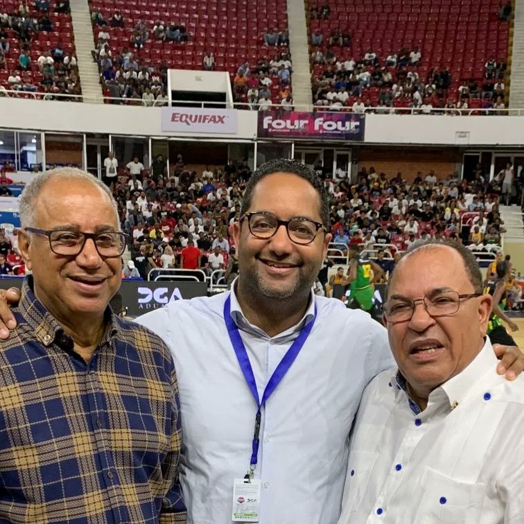 BennyMetz's tweet image. Salto al centro!
Así quedó inaugurado el torneo superior de Baloncesto del Distrito Nacional @tbsdistrito en la misma pude compartir con grandes amigos de mi padre, los ex secretarios de Deportes como Don Andrés Vanderhorst y @cesarcedenoPRM