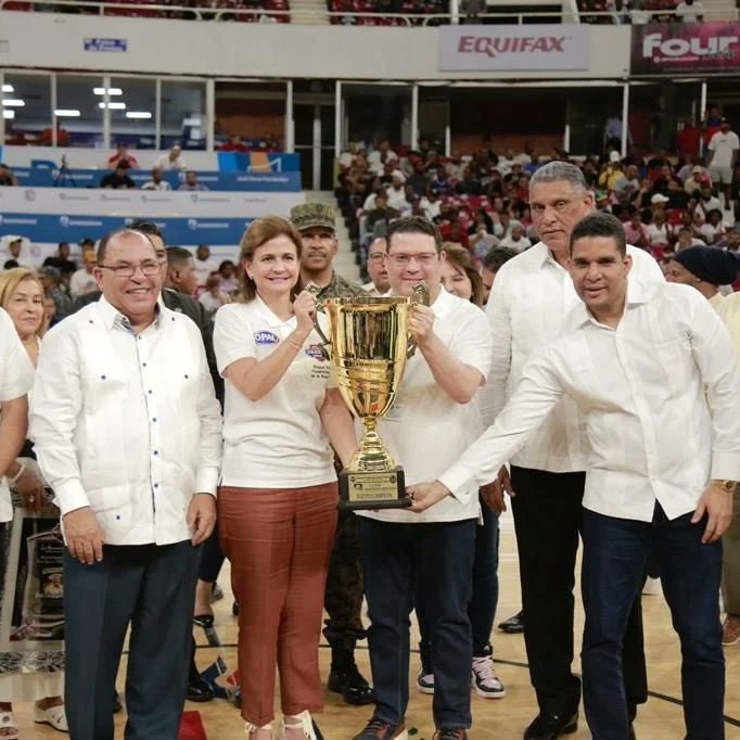 BennyMetz's tweet image. Salto al centro!
Así quedó inaugurado el torneo superior de Baloncesto del Distrito Nacional @tbsdistrito en la misma pude compartir con grandes amigos de mi padre, los ex secretarios de Deportes como Don Andrés Vanderhorst y @cesarcedenoPRM