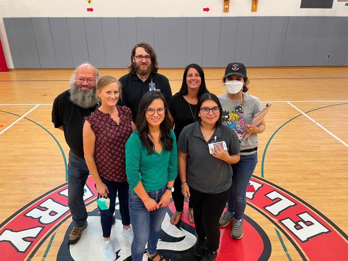 😁 Thank you to our Picture Day heroes.  These school pictures will be forever cherished!
😁 Gracias a nuestros héroes del día de la foto.  Estas fotos de la escuela serán siempre apreciadas.