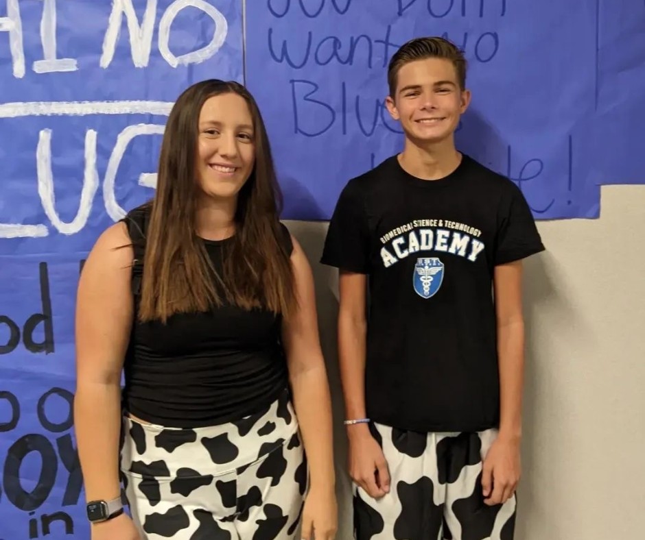 ChinoValleyUSD's tweet photo. Cross-town rivalries come to a head this week as #CVUSD high schools prepare for the highly anticipated #BattleoftheBone and #MilkCan football games! Excited #cvusdstudents proudly showcase their #schoolpride as they cheer on their teams. Have a safe and memorable #Friday night! https://t.co/ekWWImMHKq