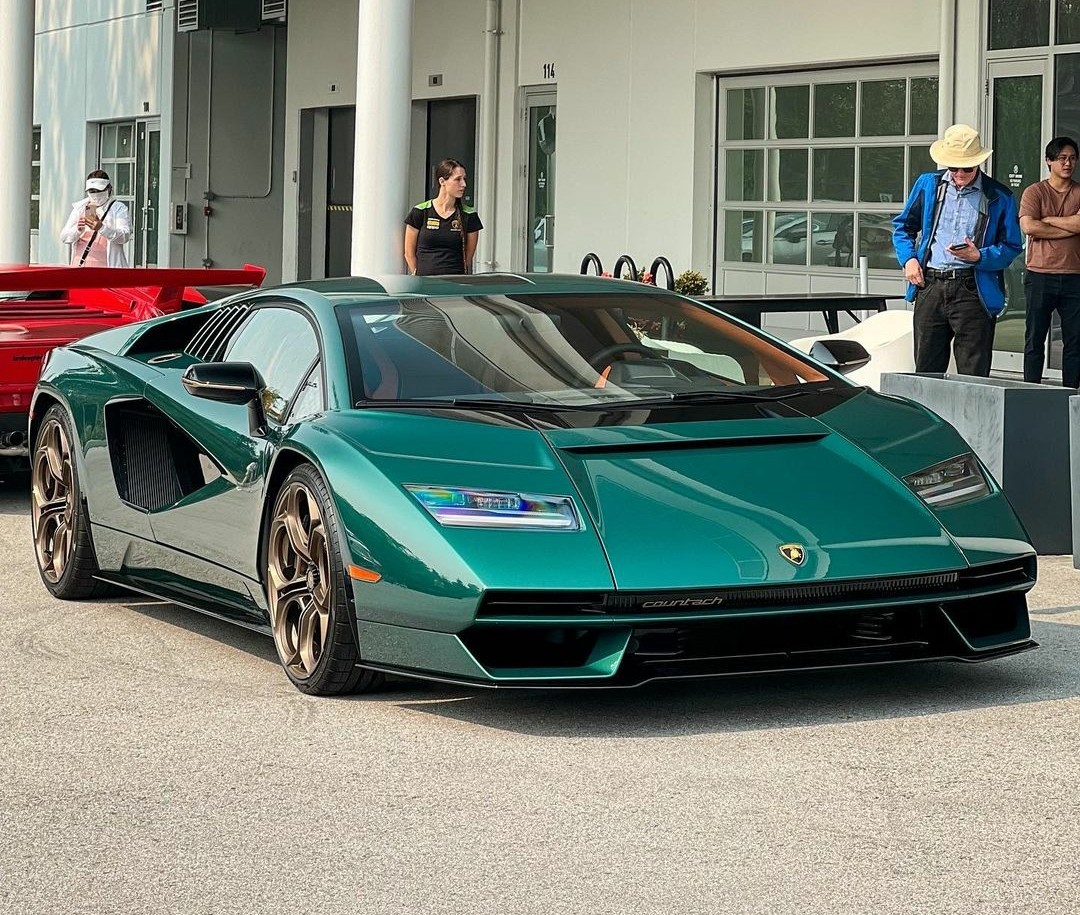 LamboCIub's tweet photo. Verde Abete Countach LPI 800 https://t.co/8OGAbjxfVs