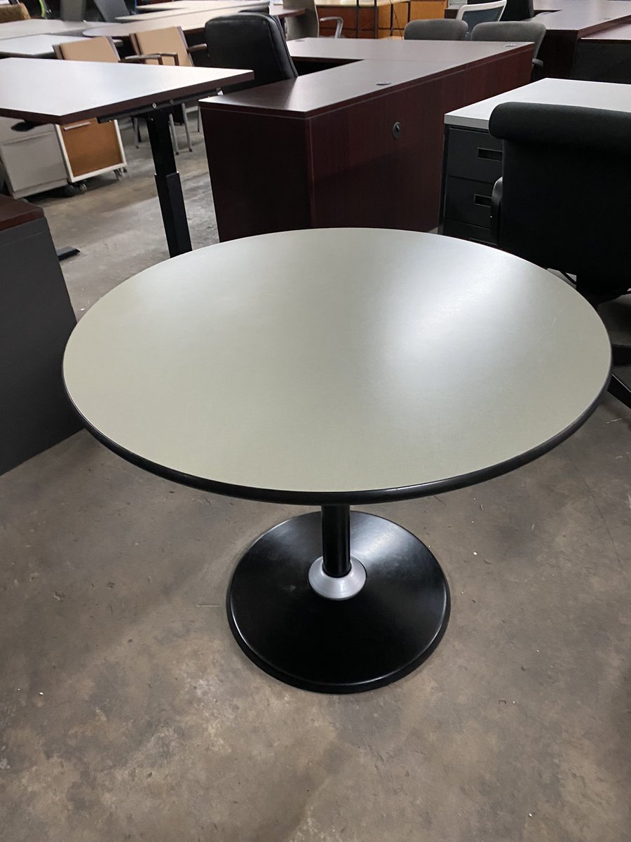 DFSIHOUSTON's tweet image. Vecta round tables, commercial grade heavy duty, laminate top with metal base, dimensions : 36” diameter x 29” height #vecta #roundtable #commercialfurniture #officefurniture #houstontx