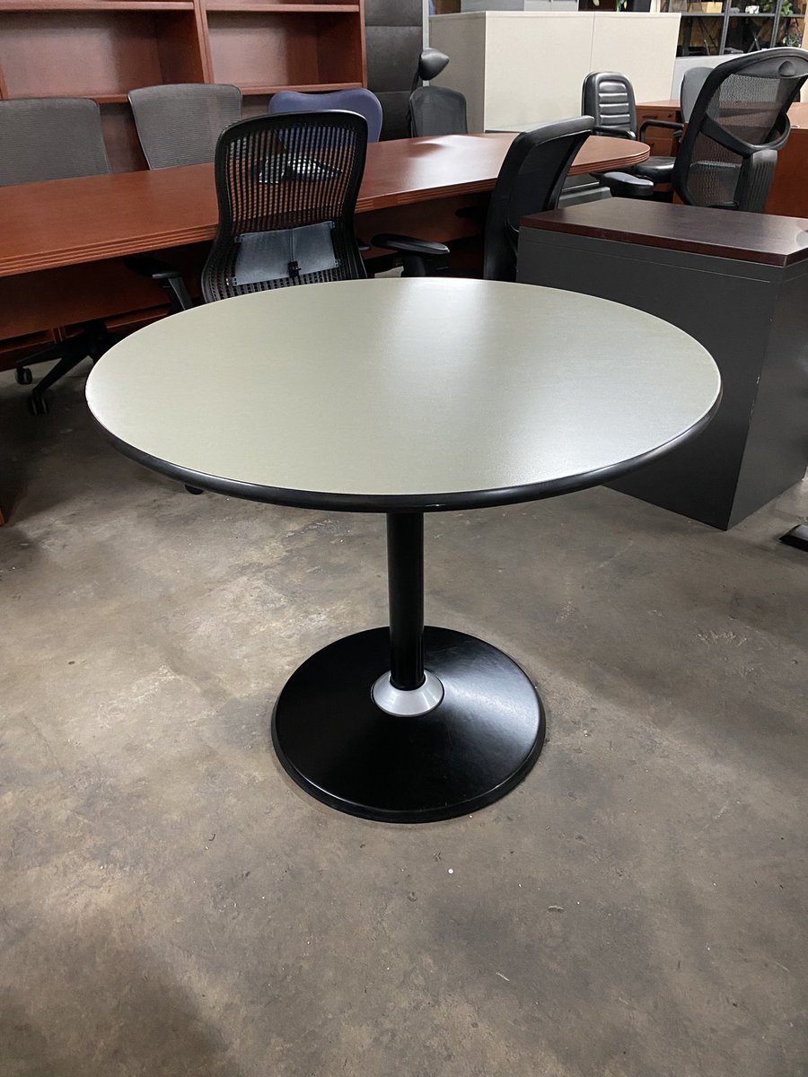 DFSIHOUSTON's tweet image. Vecta round tables, commercial grade heavy duty, laminate top with metal base, dimensions : 36” diameter x 29” height #vecta #roundtable #commercialfurniture #officefurniture #houstontx