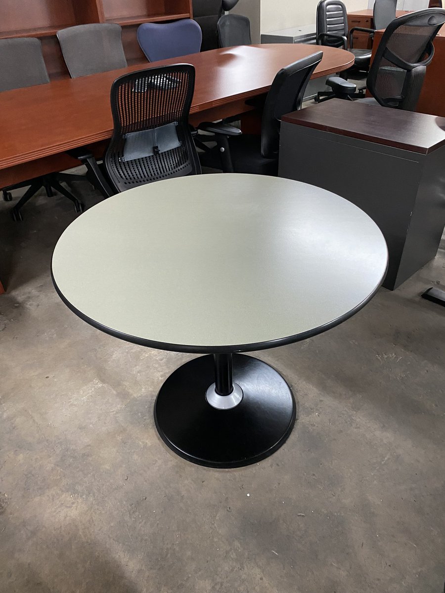 DFSIHOUSTON's tweet image. Vecta round tables, commercial grade heavy duty, laminate top with metal base, dimensions : 36” diameter x 29” height #vecta #roundtable #commercialfurniture #officefurniture #houstontx