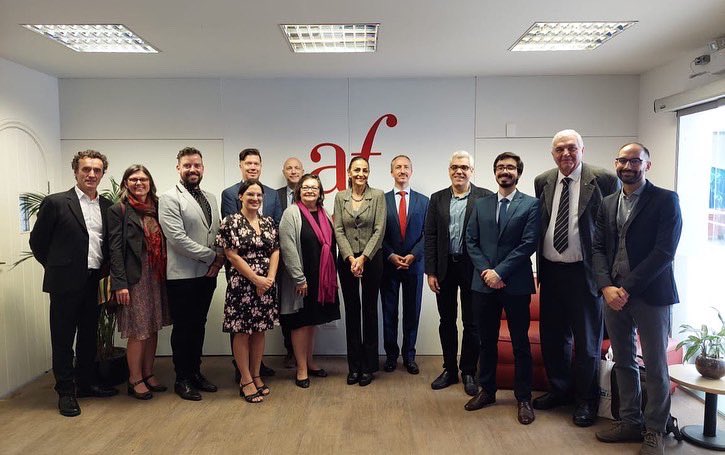 La sous-ministre des Relations internationales et de la Francophonie du Québec, Mme Sylvie Barcelo, a rencontré le conseil d'administration et des représentants de l'<a href="/AliancaFrancesa/">Aliança Francesa SP</a> et de l'<a href="/rioAF/">Aliança Francesa Rio</a>.

<a href="/MRIF_Quebec/">Relations internationales du Québec</a>

#bqsp15 #mrif #francophonie #qcbr