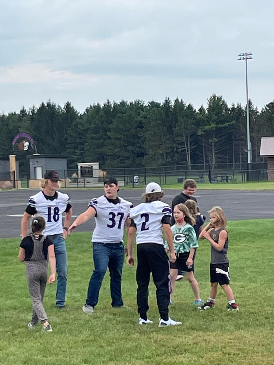 augusta_beavers's tweet photo. Every Friday, members of the Augusta football team spend recess time playing football with our elementary students! Thank you Augusta Football for being great role models and having some fun with our young beavers!
#beaverproud
#gobeavers https://t.co/waSaJH5sGB