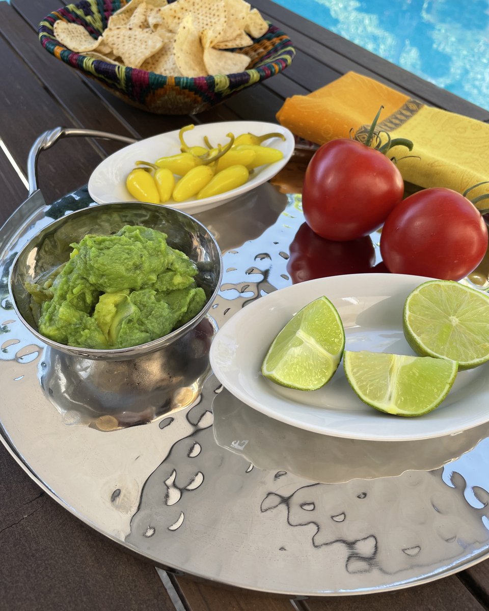 It's National Guacamole Day! Enjoy a bowl...or two.

#MaryJurekDesign#tableware #homedecor #tablesetting #tabletop #dinner #summer #summerentertaining #luxurylifestyle #guacamoleday #guacamole #avocado #instafood #foodstagram #guac #avocadolover