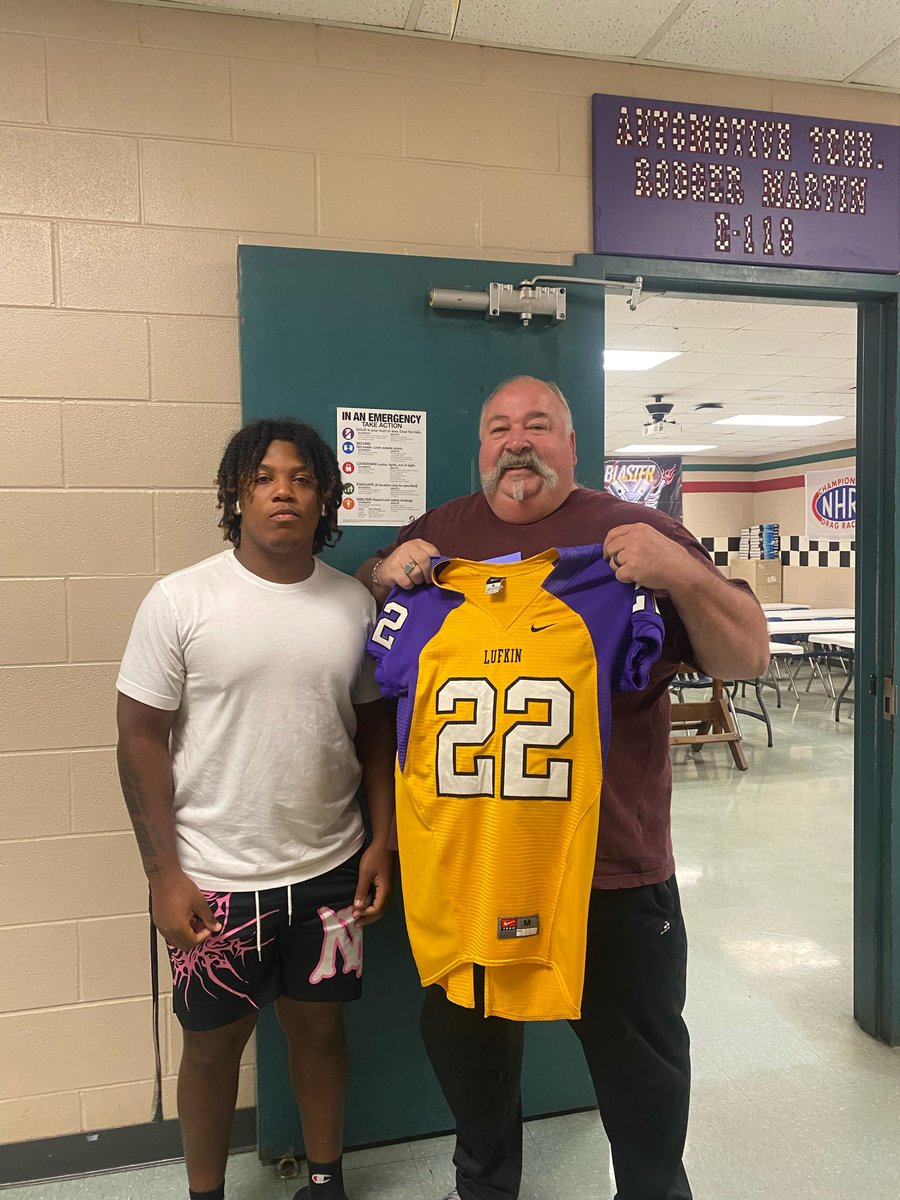 We love celebrating our awesome faculty and staff at LHS!  Great Day to be a LUFKIN PANTHER! #CelebrateLISD #CelebrateLHS #PackFootball <a href="/JULIEMCMANUS04/">Julie McManus</a> <a href="/AndreEmmons/">Andre Emmons</a>