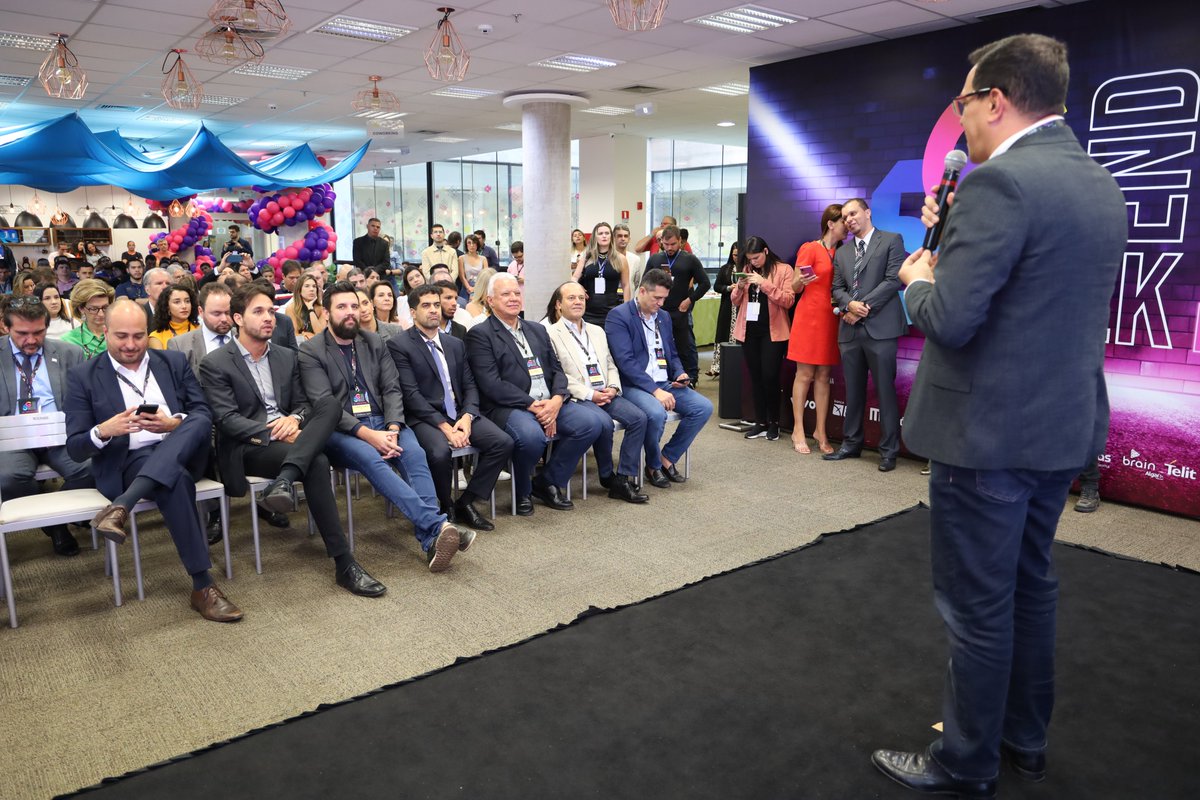 sebraenodf's tweet photo. De hoje até domingo, o SebraeLab, no Parque Tecnológico de Brasília-Biotic, sedia o “5 G Weekend - Conecte-se com o futuro”.
Toda a programação do final de semana é voltada para as novas aplicações usando a tecnologia 5G. A entrada é gratuita. Vem pra cá!
#SebraeLab #5G https://t.co/QRmiEy4KZy
