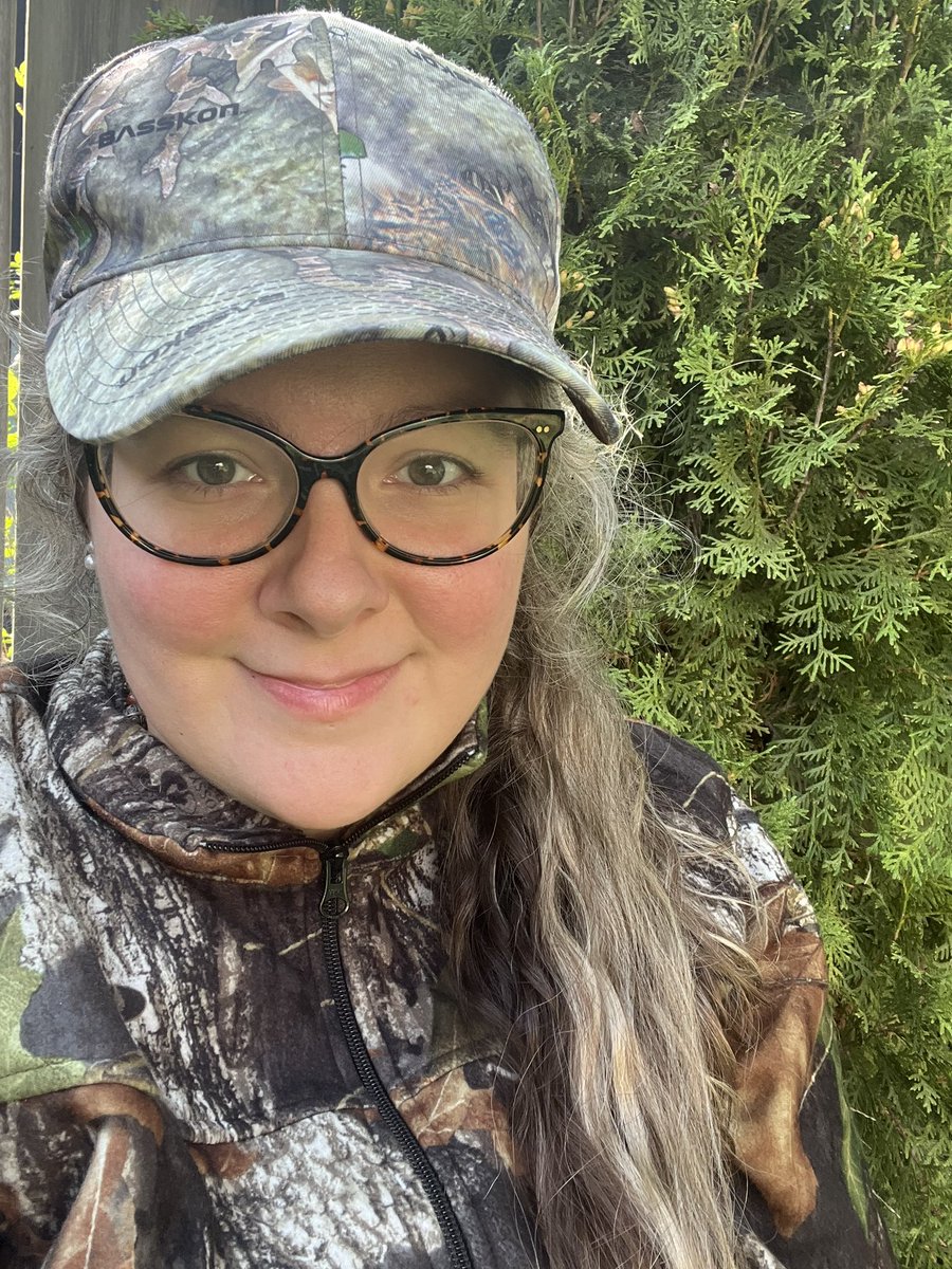 MegsDregs's tweet photo. Happy #CamoDay to all. 
@ofah #Hunting #Fishing #Outdoors #Trapping #Camo #CamoDay2022 #BlooperReel #Beagle #Bronte #BronteLady #Baroo https://t.co/JtG4oqNNie