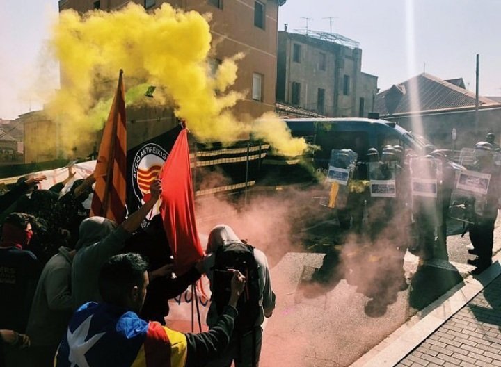 estherlleida's tweet photo. Enhorabona @ArranLleida per una dècada de lluita seguint el fil roig-i-negre i violeta del combat! #orgulldejovent #3voltesrebels #independènciaxcanviarhotot #esquerraindependentista https://t.co/0XkRKQzEu9