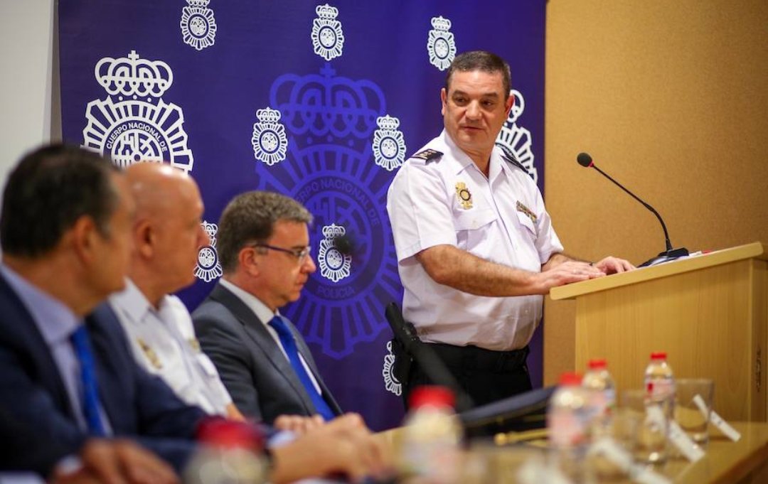 PoliciaSXXI's tweet photo. (12/13)
Todo lo que pasó ayer es responsabilidad directa de quienes crearon ese escenario, la subdelegada de gobierno @InmaLopez14 y los comisarios de @policia que participaron en la toma de decisiones, que pudieron incurrir en un delito de Prevaricación por omisión. https://t.co/s3RK5FniWg