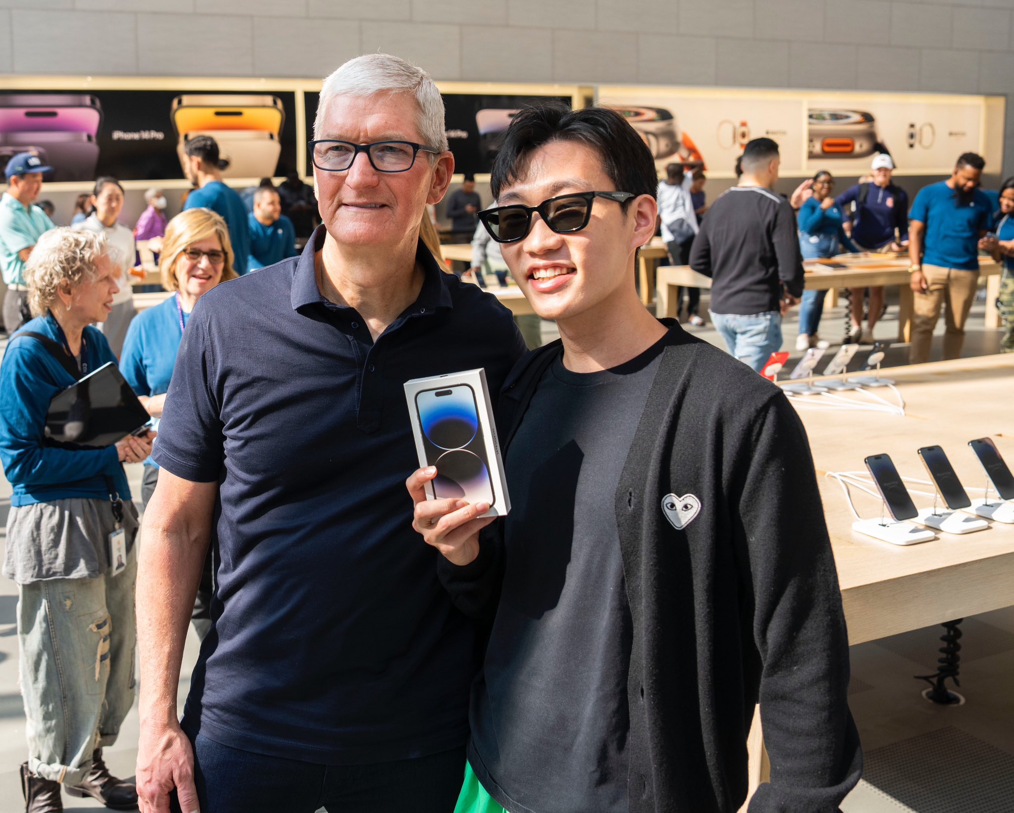 apotek klippe sporadisk Tim Cook on Twitter: "Great spending time with our teams and customers at  Apple Fifth Avenue, Apple Upper West Side, and Apple Upper East Side. I ❤️  NY! https://t.co/W1HNrt9cMm" / Twitter