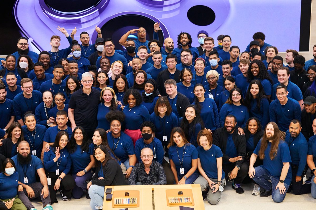 tim_cook's tweet photo. Great spending time with our teams and customers at Apple Fifth Avenue, Apple Upper West Side, and Apple Upper East Side. I ❤️ NY! https://t.co/W1HNrt9cMm