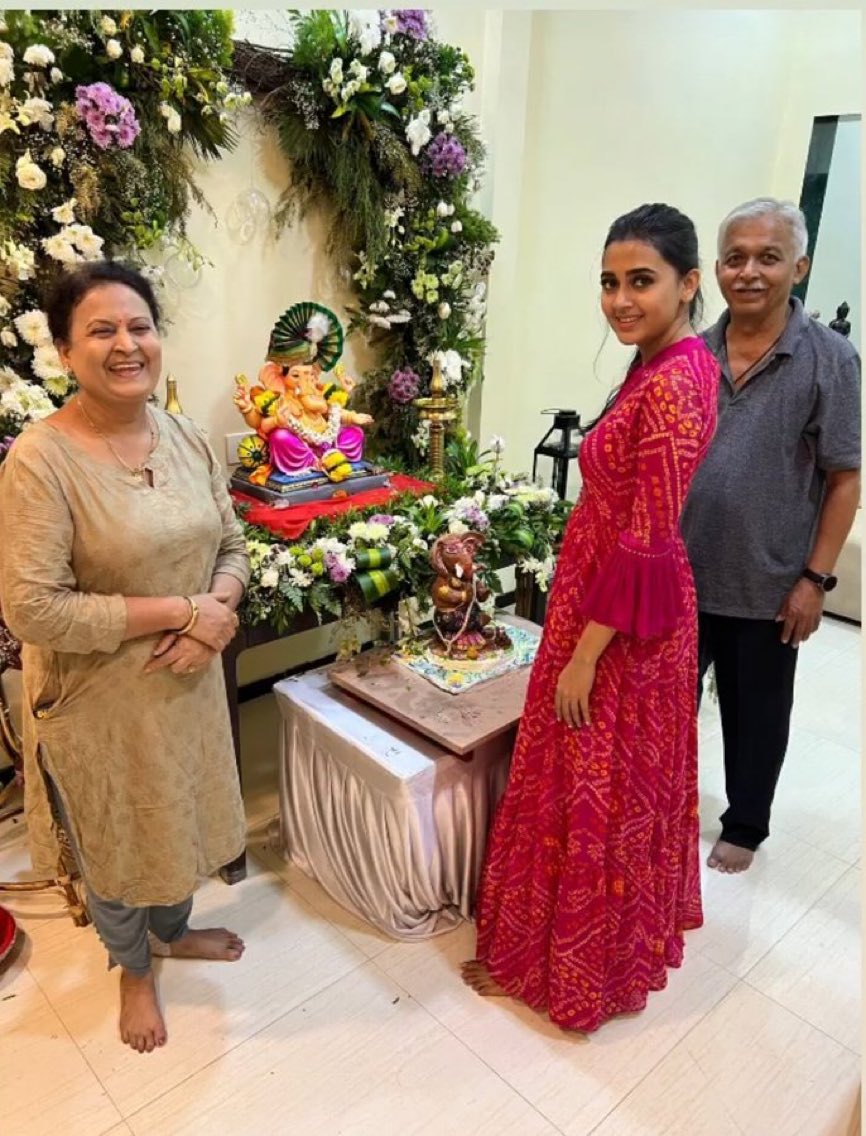 I Really Like #TejasswiPrakash s Mother ❤️

Aunty Has The World s Cutest Smile and even Uncle Looks So Gentleman ❤️

No Doubt why 
<a href="/itsmetejasswi/">Tejasswi Prakash</a>
 Is So Pure Hearted and Fun Loving
#Ganpati Bappa Bless Them all 

#TeJran #TejaTroops #TejRanFam #KaranKundrra #KKundrraSquad