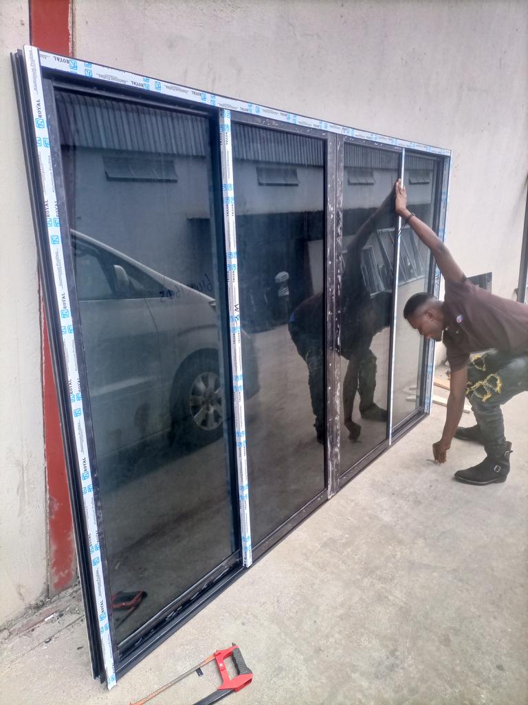 KingsClassicInt's tweet image. 4 panel sliding aluminium window assembly.
Charcoal grey framing glazed with dark grey glass.
Call or WhatsApp us on +263719749856 or +260771611565

#YourHomeImprovementPartner