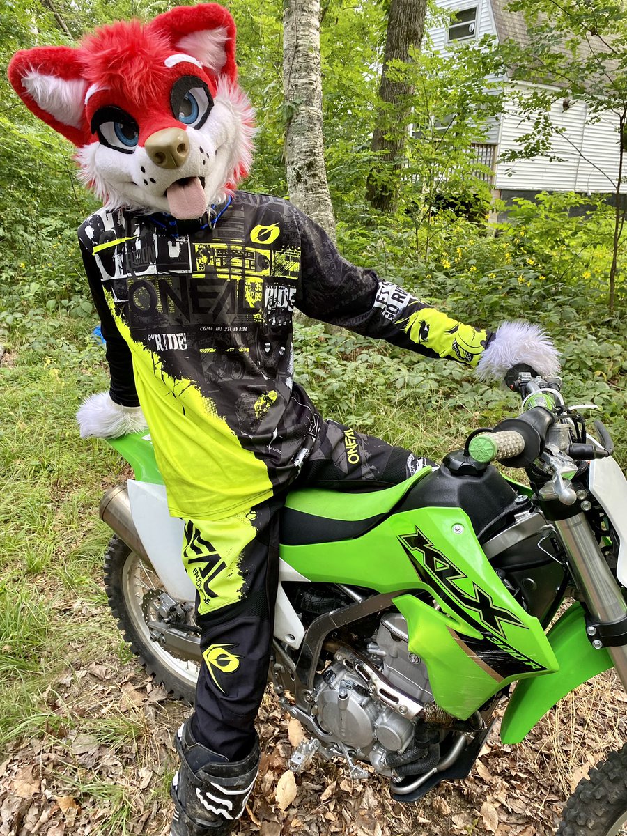 Aawrrrrf let’s ride 🐶🐶

📷<a href="/Maxie_Blur/">Maxwell CinnaBun / Bellen Wolf</a> ✂️<a href="/AlphaDogsStudio/">Alpha Dogs</a>
#FursuitFriday #furry #gearhead #mxgear