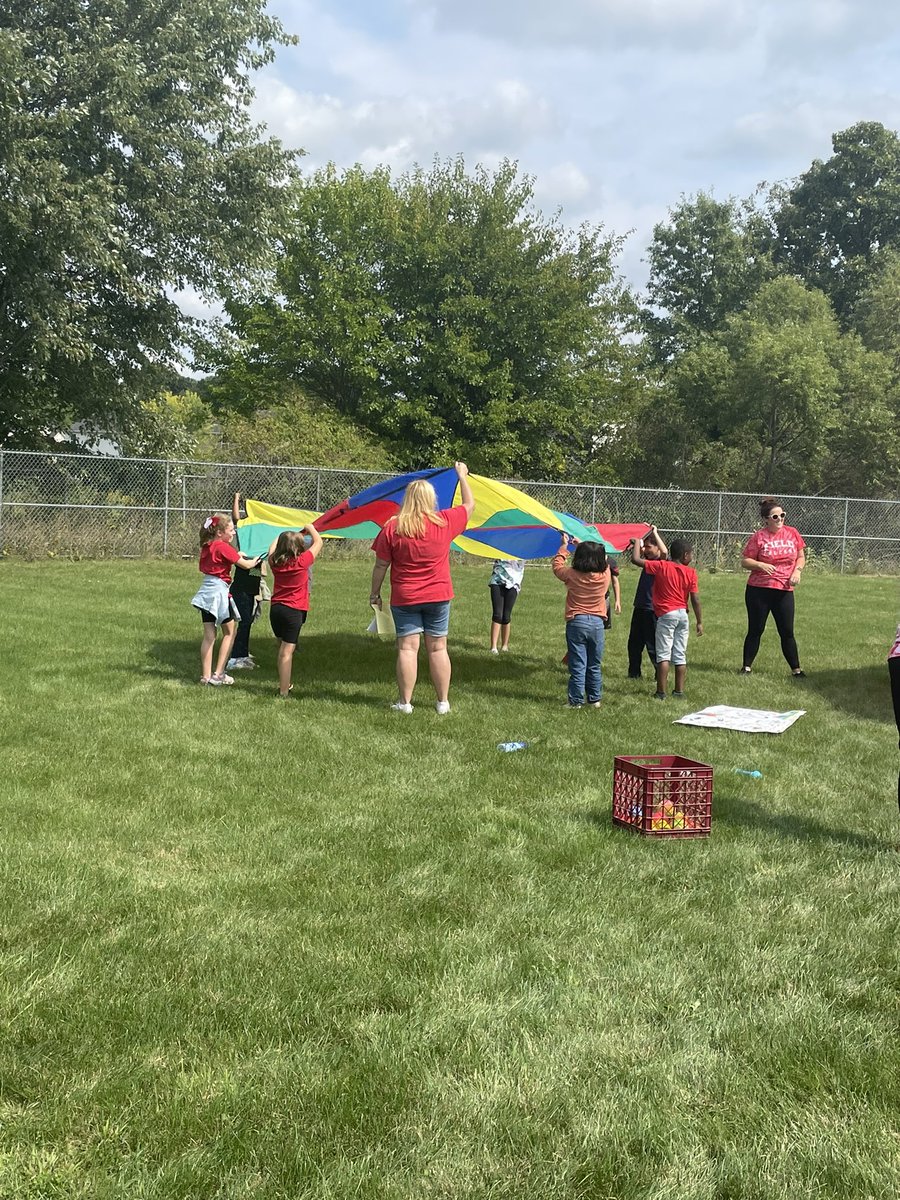 brimfieldelem's tweet photo. Brimfield elementary team building day! #WeAreField https://t.co/z4z0vHegZw