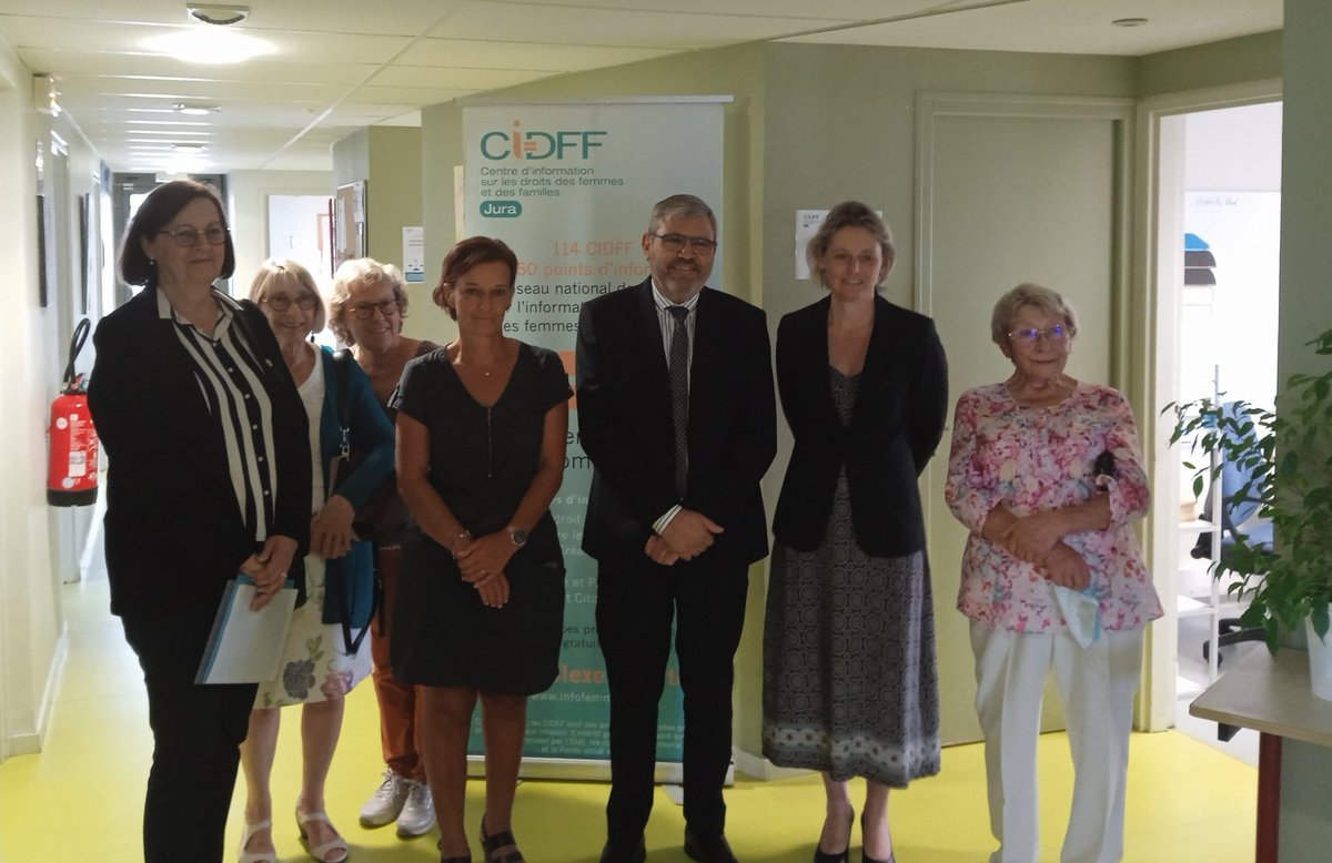 Prefet39's tweet photo. [1|3] #CIDFF 📍 M. Serge CASTEL, Préfet du Jura, s'est rendu au Centre d'information sur les droits des femmes et des familles (CIDFF) du Jura, pour rencontrer sa présidente, Mme Maryvonne FAILLENET-ELVEZI, et ses équipes. https://t.co/UNgqYo4Tcl