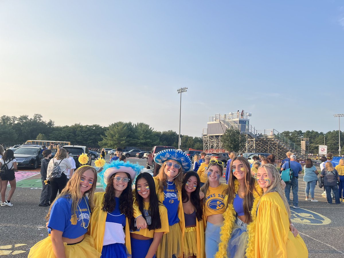 Spirit Tailgate Part 2! 💙💛🎉 #MTHawkPride <a href="/ThiffaultSarah/">Sarah Thiffault</a> <a href="/MTHS_Pride/">Dennis Adams</a> <a href="/MTHS_Sports/">Manchester Twp. H.S. Sports Updates</a>