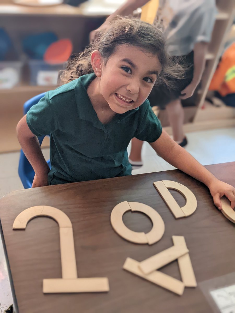 RamirezRainbow3's tweet photo. I love to see their faces when they are so proud of their work.  #takemypicture #webuildlettersandtowers #prekthings @NISDBurke https://t.co/judY8PARvK