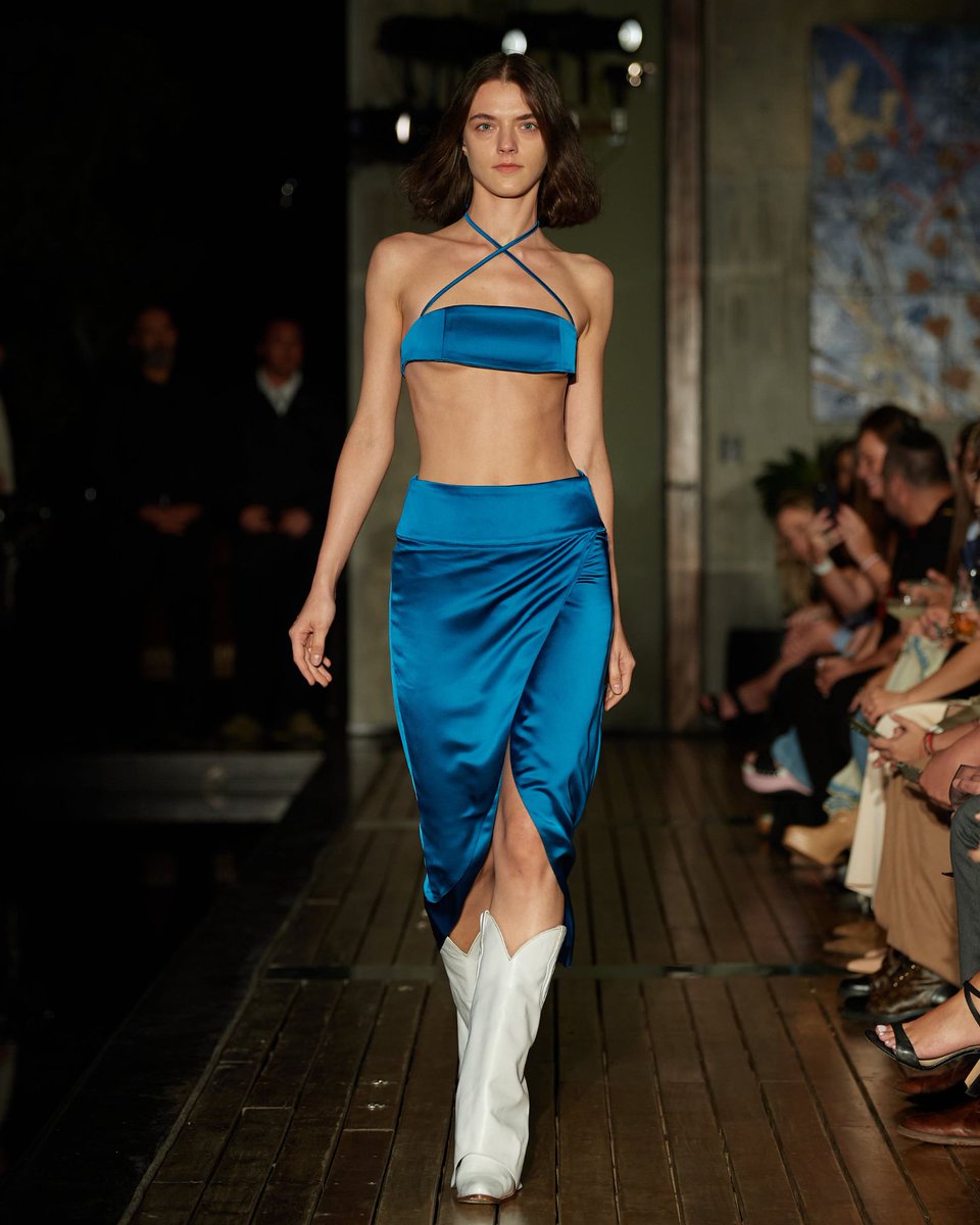 Uno de nuestros looks favoritos de <a href="/lorena_saravia/">Lorena Saravia</a>  en el color más in del momento #CeruleanBlue 

#MBFWMX #FashionTrends #Azul #FashionWeek