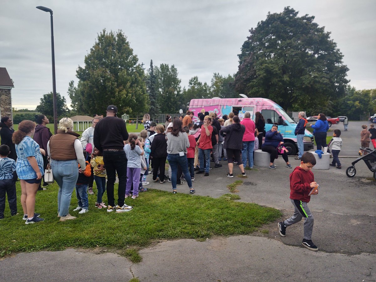 kadavis71's tweet photo. Ended the week with the @Lyncourt_UFSD PTO Tag In Party.... Lots of fun! #lyncourtpride #lyncourtstrong https://t.co/eKLvA3T5jG