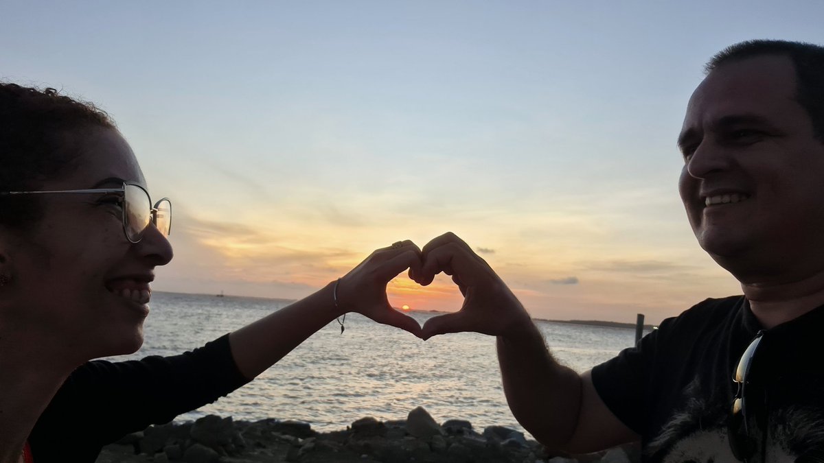 En matrimonio NO ES tratar de cambiar al otro. Es más bien AMAR, Orar, Respetar, Cuidar, servir, soportar, estimular, y siempre siempre COMUNICARSE. Ser fiel al pacto, y ser uno el cambio que desea ver en el otro. Es una combinación de dos que se hacen uno cada vez más.