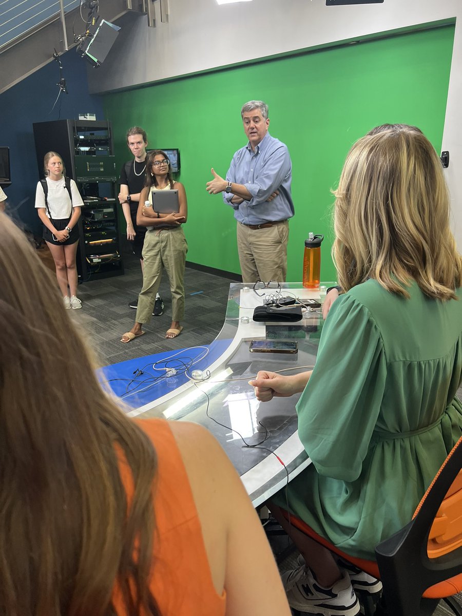 denisevickers's tweet photo. Great having such a distinguished pro @gatormikenews critique @WUFTNews First at 5pm today. Thanks for spending time with our students! https://t.co/CrqTMvEY2H