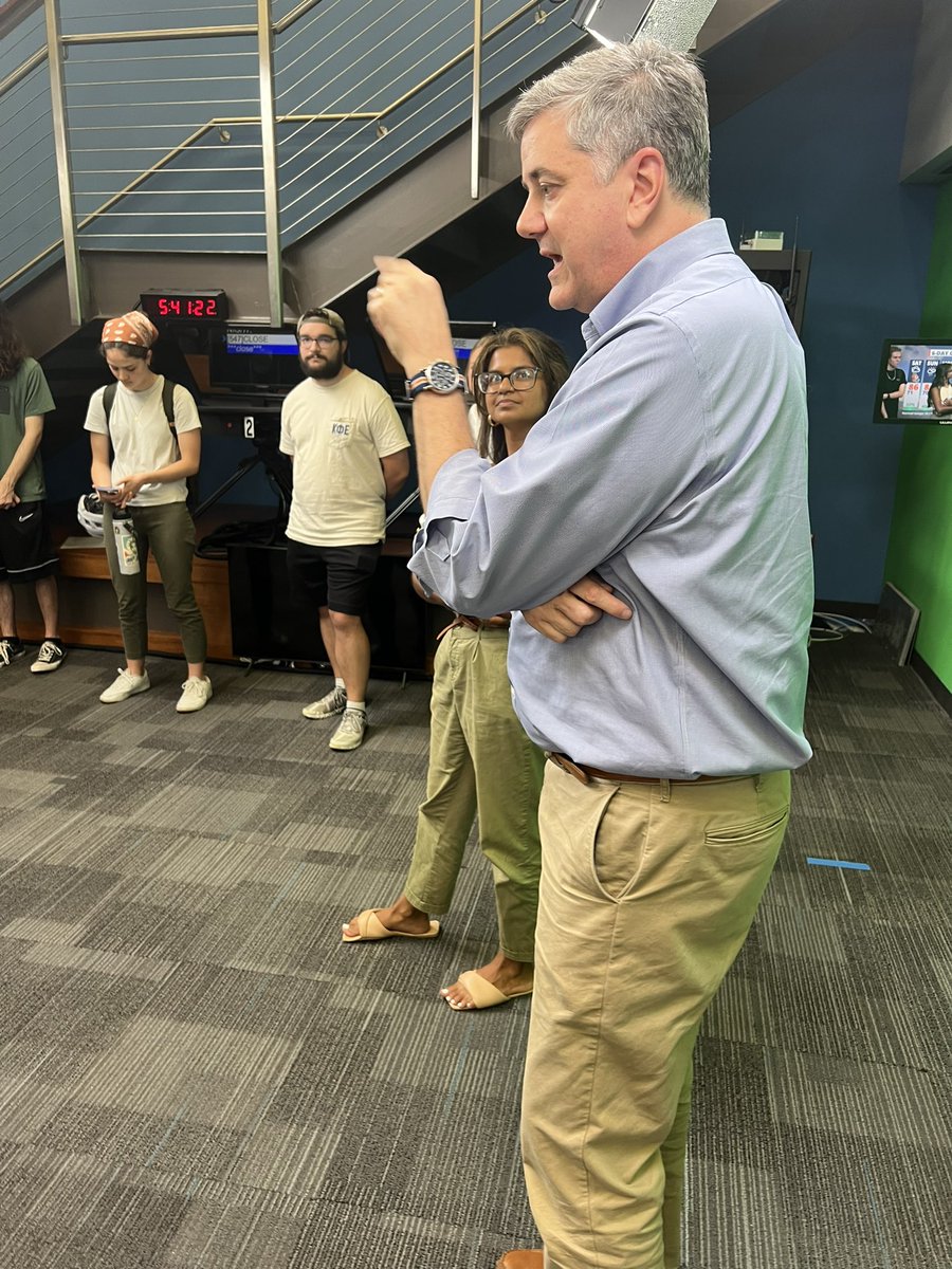 denisevickers's tweet photo. Great having such a distinguished pro @gatormikenews critique @WUFTNews First at 5pm today. Thanks for spending time with our students! https://t.co/CrqTMvEY2H