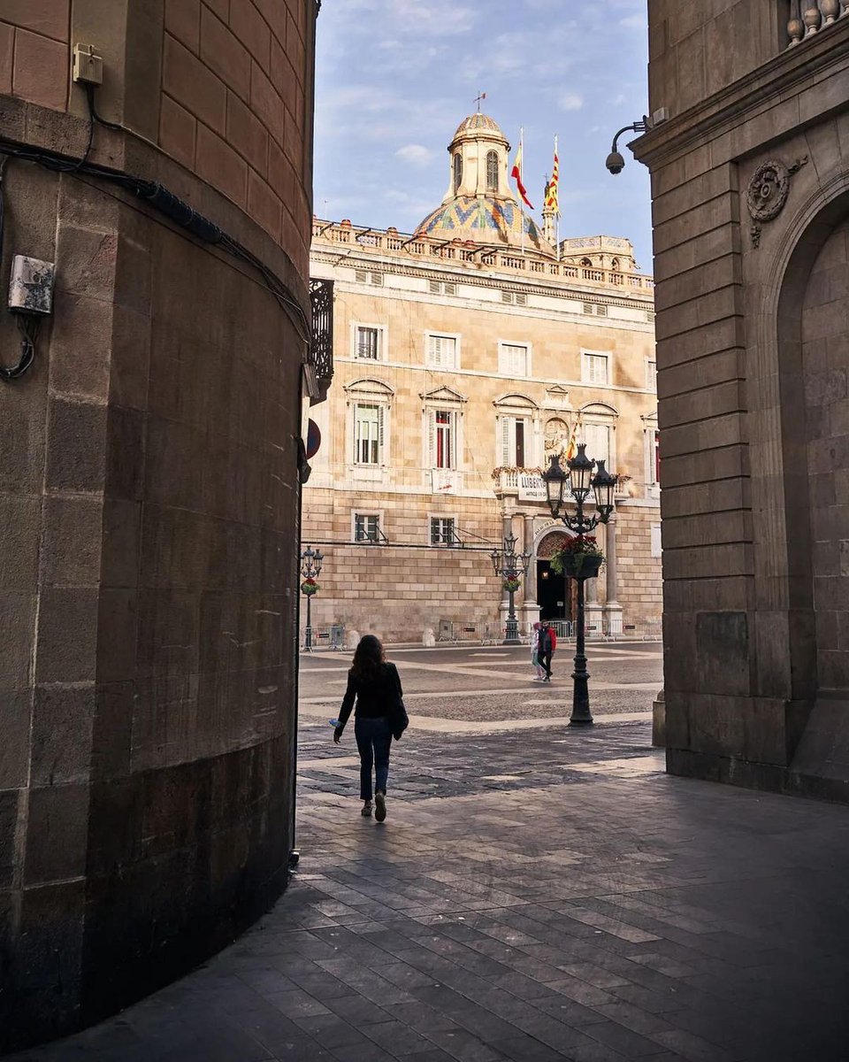 VisitBCN_ES's tweet image. En cualquier esquina que gires de Barcelona, te encontrarás una calle bonita. ¡Estamos seguros!🤌🤩
📸 © bcnmagica (IG)
#visitbarcelona #barcelonastreets