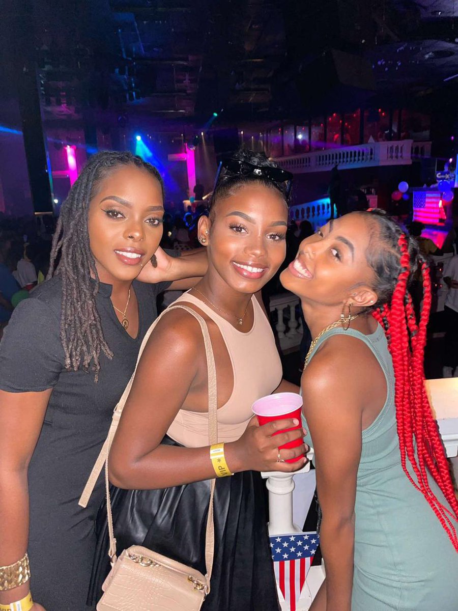 Happy Birthday à nous 🥳🥳🥳 ... 
1 an déjà... d'un délire entre tatie et Nièces  ... on pensait vraiment pas vivre tout ça... Merci à tous c'est grâce à vous 💖❤️🔥 on se dit à ce soir <a href="/Lempireclub1/">Steve Lempire</a>
#HollyG #bannNoouuuyyy