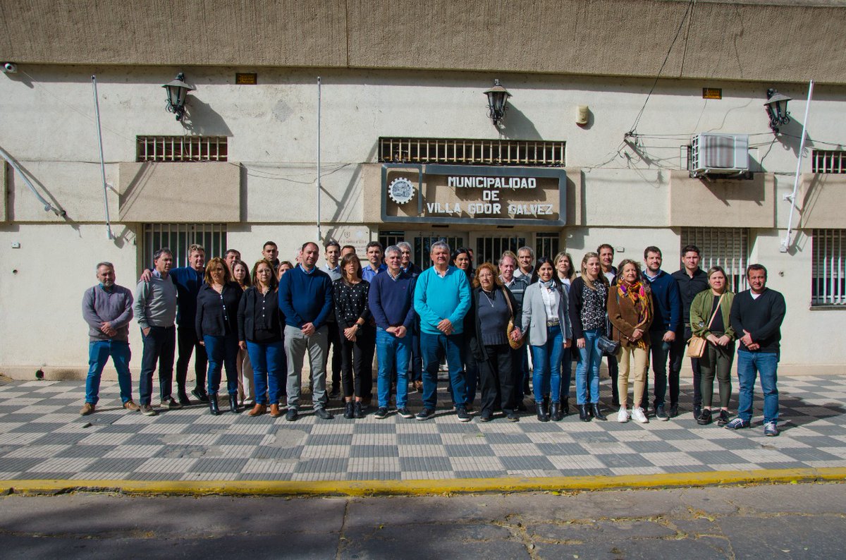 𝗟𝗮𝘀 𝘆 𝗹𝗼𝘀 𝗰𝗼𝗻𝗰𝗲𝗷𝗮𝗹𝗲𝘀 𝗮𝗰𝗼𝗺𝗽𝗮ñ𝗮𝗿𝗼𝗻 𝗮𝗹 𝗶𝗻𝘁𝗲𝗻𝗱𝗲𝗻𝘁𝗲 𝗲𝗻 𝗲𝗹 𝗿𝗲𝗽𝘂𝗱𝗶𝗼 𝗮𝗹 𝗮𝘁𝗲𝗻𝘁𝗮𝗱𝗼 𝗽𝗲𝗿𝗽𝗲𝘁𝗿𝗮𝗱𝗼 𝗰𝗼𝗻𝘁𝗿𝗮 𝗹𝗮 𝗠𝘂𝗻𝗶𝗰𝗶𝗽𝗮𝗹𝗶𝗱𝗮𝗱
El encuentro se llevó adelante frente al edificio de la <a href="/vggmuni/">VGG Municipalidad</a>