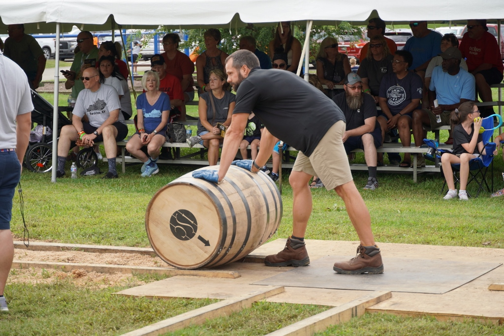 What is the Kentucky Bourbon Festival Bourbon Barrel Relay Race? Listen as #HallOfFamer &amp; #MasterDistiller Steve Nally Explains and watch some recent races [VIDEO]. This is a free event Sat 10am.
@KyBourbonFest @KyBourbonTrail @VisitBardstown @ISCbarrels
distillerytrail.com/blog/what-is-t…