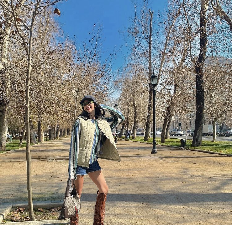 jopipemi's tweet photo. Suban más fotos de Dua Lipa paseando por Santiago porfivor https://t.co/VxFbiMp2dC